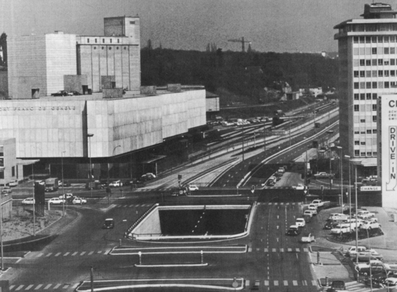 Le carrefour de l’Étoile en 1969. A l’arrière-plan, les entrepôts des ports francs, construits en 1961 et raccordés au réseau ferroviaire